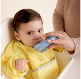 Silikonowa miseczka fill+feed z pokrywką do karmienia niemowląt i dzieci lullaby błękit B.Box